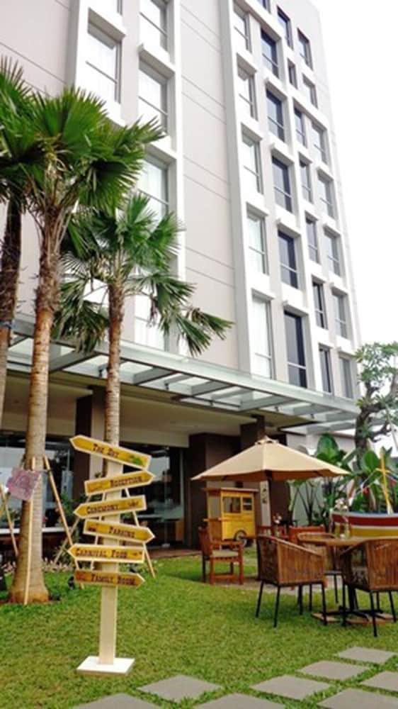 Soll Marina Hotel Serpong Exterior photo