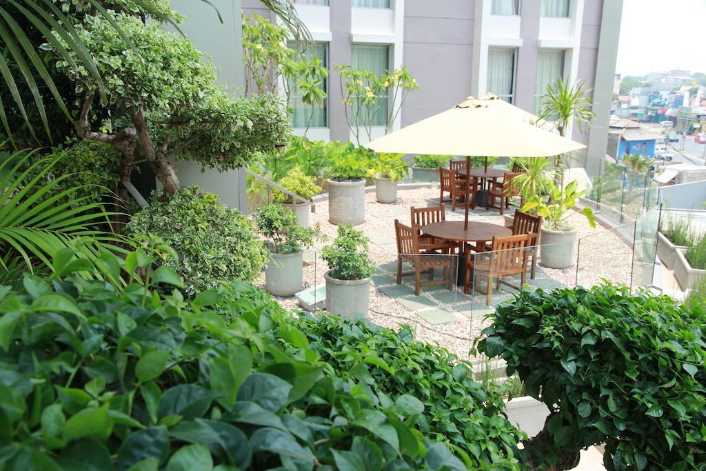 Soll Marina Hotel Serpong Exterior photo